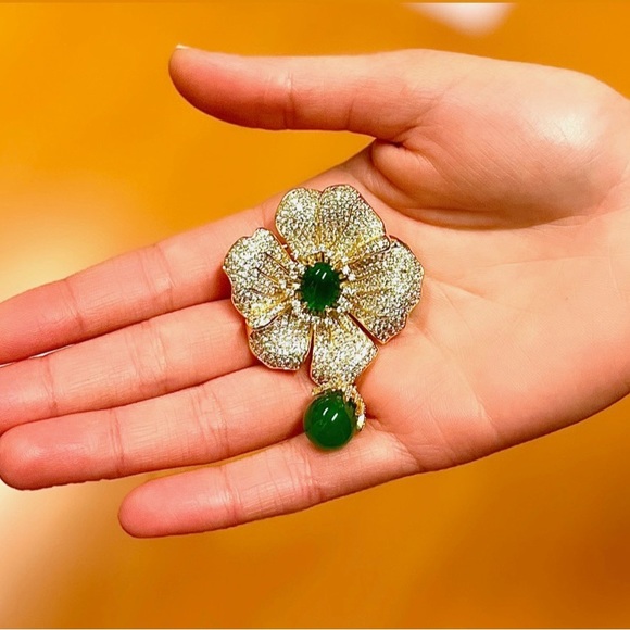 Elegant Cubic Zirconia Flower Design Brooch with Green Stone - Picture 6 of 6